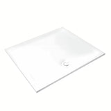 Bílý designový sifon k sprchové vaničce s krytkou, který nevyčnívá nad povrch vaničky.