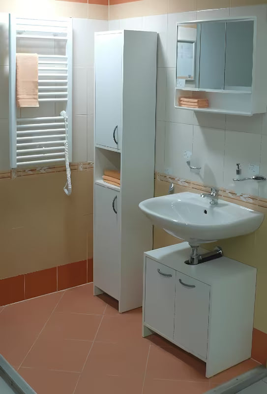 Aukšta balta vonios spintelė Multi Praxis iš matinio laminato, su viršutinėmis ir apatinėmis durelėmis