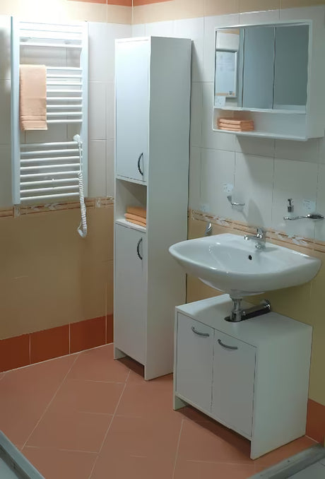 Vysoká bílá koupelnová skříňka Multi Praxis z matného lamina s horními a spodními dvířky