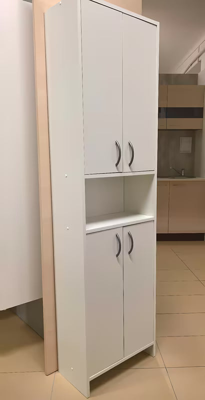 Vysoká koupelnová skříňka Multi Praxis z bílého lamina se dvěma poličkami.