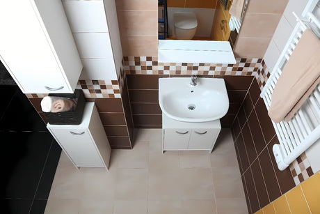 Bílá univerzální skříňka pod umyvadlo Multi Praxis pro zakrytí sifonu a uložení hygienických potřeb.