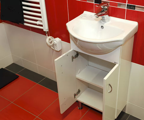 Bílá koupelnová skříňka Multi Pro s keramickým umyvadlem a nerezovými nožičkami