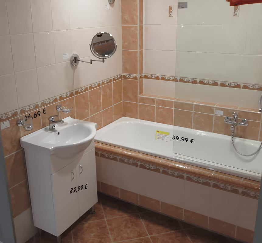 Bílá koupelnová skříňka Multi Pro s keramickým umyvadlem o šířce 61 cm