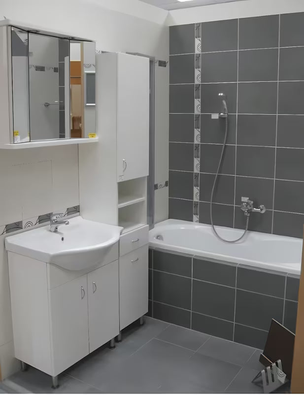 Bílá koupelnová skříňka Multi Pro s keramickým umyvadlem o šířce 61 cm