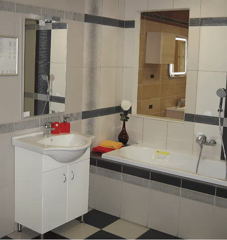 Bílá koupelnová skříňka Multi Pro s keramickým umyvadlem o šířce 66 cm a nerezovými nožičkami