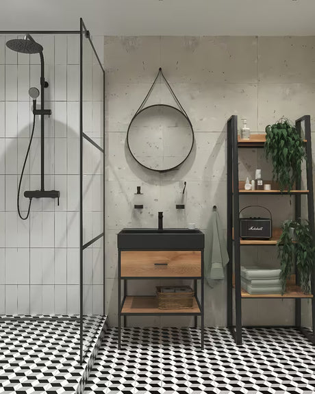 Stojící regál Naturel Blackframe s černým kovovým rámem a MDF deskou v dekoru javoru.