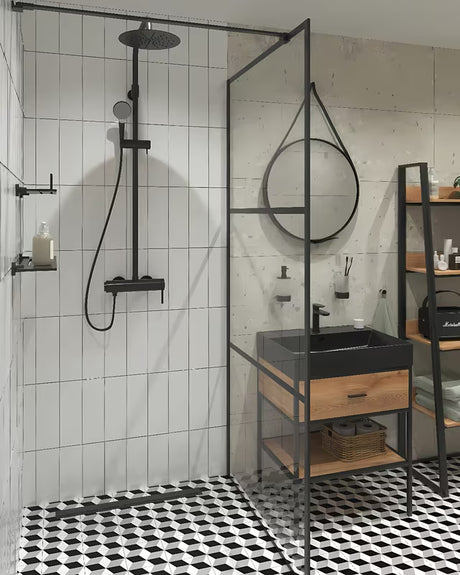 Stojící regál Naturel Blackframe s černým kovovým rámem a MDF deskou v dekoru javoru.