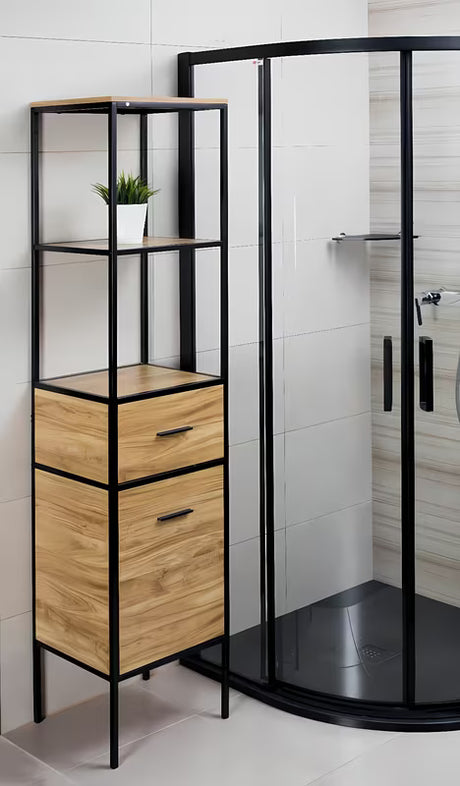 Stojící regál Naturel Blackframe s černým kovovým rámem a MDF deskou v dekoru javoru.