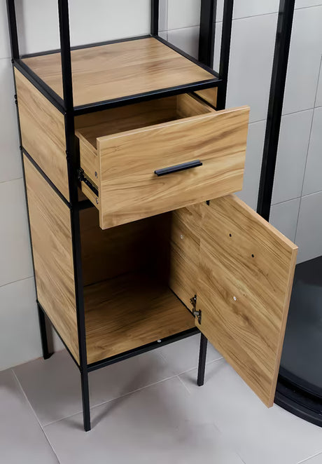 Stojící regál Naturel Blackframe s černým kovovým rámem a MDF deskou v dekoru javoru.
