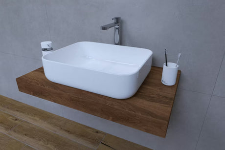 Koupelnová sestava Naturel Dolce 80x50 cm v dekoru dub charleston s umyvadlem na desku a vysokou baterií.