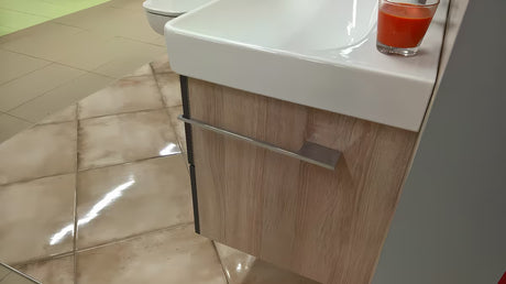 Univerzální držák ručníků Naturel Chrome pro montáž šrouby na bok koupelnové skříňky.