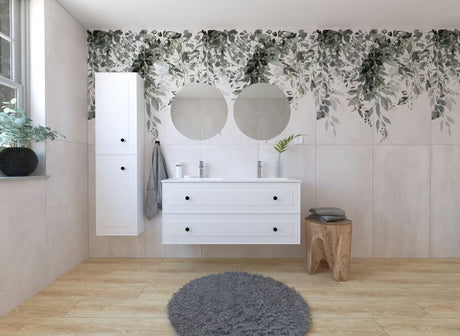 Bílá koupelnová sestava Naturel Forli s dvojumyvadlem, skříňkami, dvěma LED zrcadly a chromovými bateriemi.
