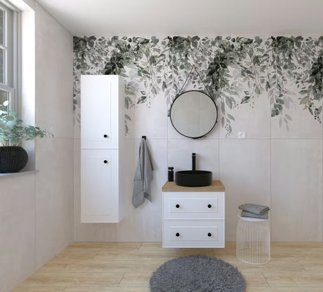 Bílá koupelnová sestava Naturel Forli se skříňkami, zrcadlem, umyvadlem na desku a vysokou chromovou baterií.