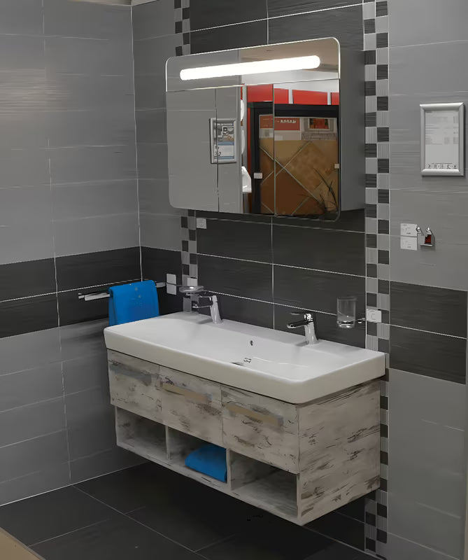 Zrcadlová skříňka Naturel 100x65 cm v šedostříbrné barvě se třemi zrcadlovými dvířky a LED osvětlením.