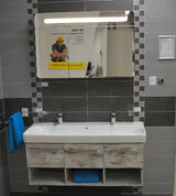 Zrcadlová skříňka Naturel 100x65 cm v šedostříbrné barvě se třemi zrcadlovými dvířky a LED osvětlením.