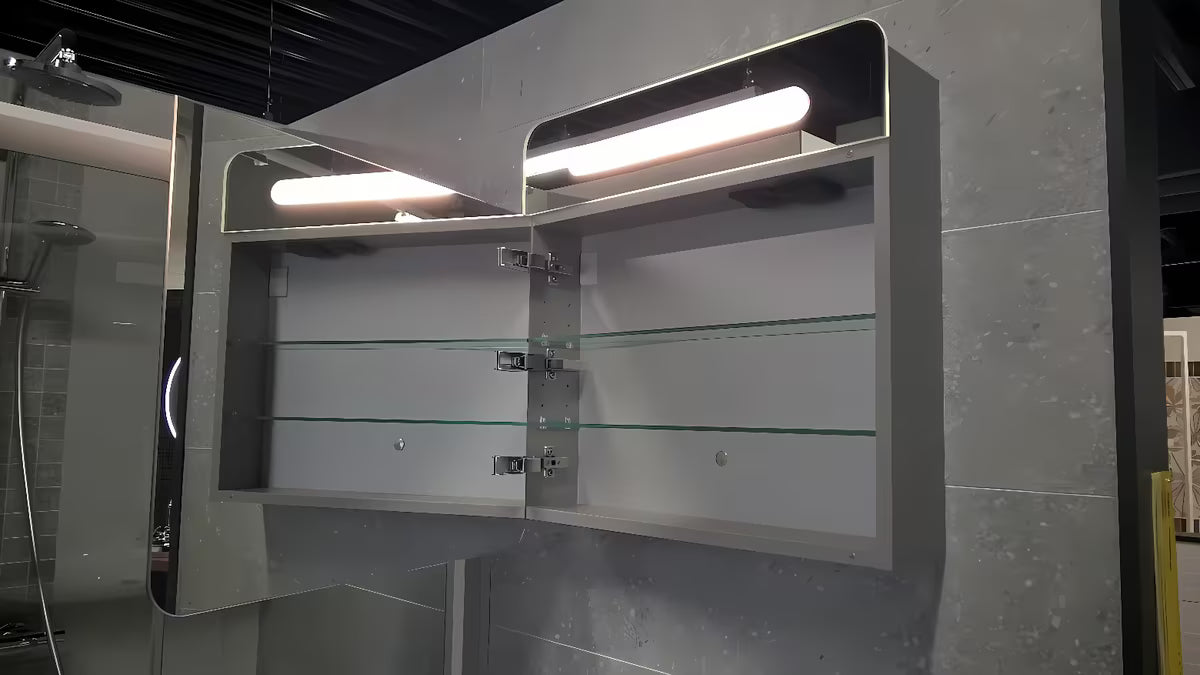 Šedostříbrná zrcadlová skříňka Naturel 60x65 cm s LED osvětlením a jedněmi dvířky vlevo.