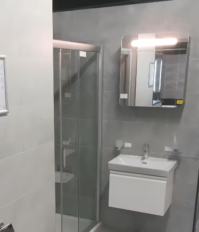 Šedostříbrná zrcadlová skříňka Naturel 60x65 cm s LED osvětlením a jedněmi dvířky vlevo.