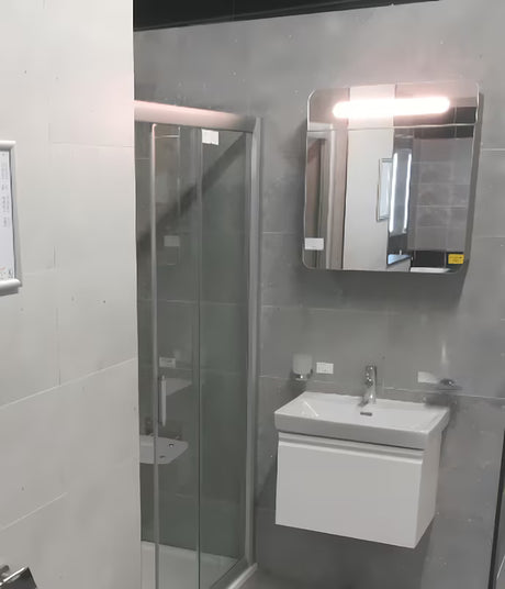 Šedostříbrná zrcadlová skříňka Naturel 60x65 cm s LED osvětlením a jedněmi dvířky vlevo.