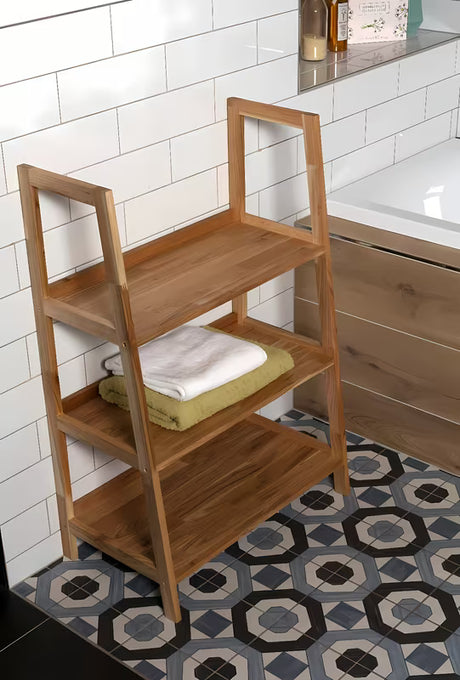 Stojící regál Naturel Home v dekoru ořech s matným olejovaným povrchem z masivního dřeva.