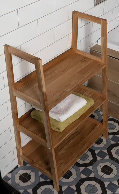 Stojící regál Naturel Home v dekoru ořech s matným olejovaným povrchem z masivního dřeva.
