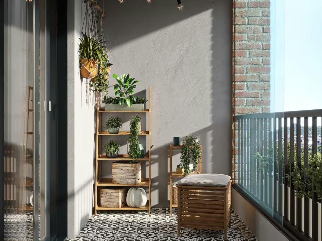 Stojící regál Naturel Home v dekoru ořech z masivního dřeva s matným povrchem
