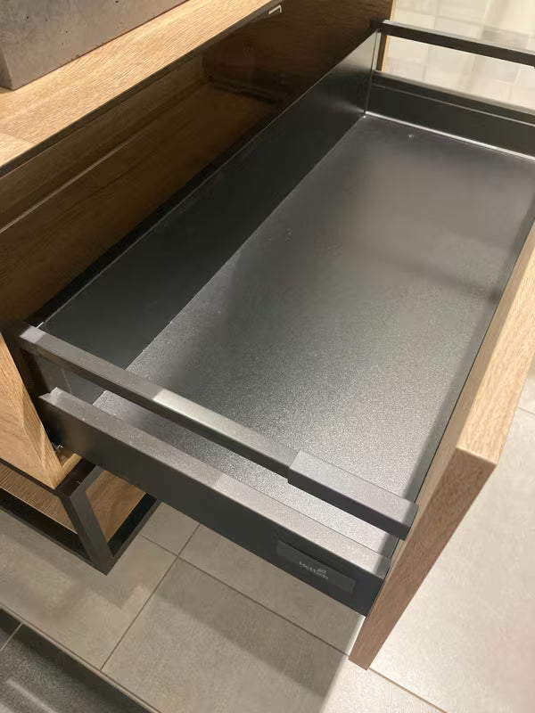 Koupelnová sestava Naturel Oxo 70 x 50 cm v dekoru dub halifax s univerzální krycí deskou a zásuvkou.