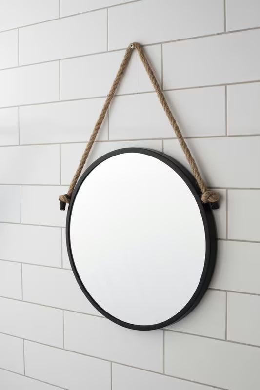 Kulaté kovové zrcadlo Naturel o průměru 40 cm v černé matné barvě zavěšené na masivním laně.