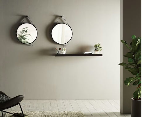 Kulaté závěsné zrcadlo Naturel o průměru 50 cm s černým koženým páskem a kovovým háčkem.