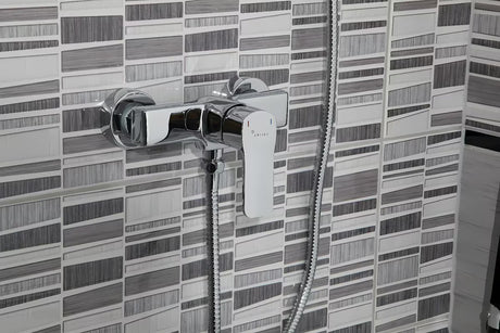 Nástěnná páková sprchová baterie Optima Cube Way v chromovém provedení s oblým moderním designem.