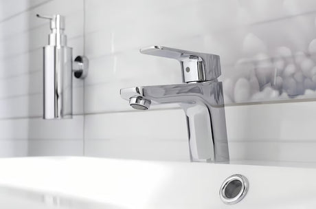 Chromová umyvadlová baterie Optima Cube Way bez výpusti s keramickou kartuší a flexibilním perlátorem.