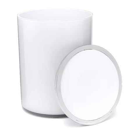 Bílý plastový výklopný odpadkový koš Optima s objemem 5 l vhodný do koupelny i domácnosti.