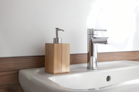 Volně stojící dávkovač mýdla Optima Latia z dřevěného materiálu s elegantním designem