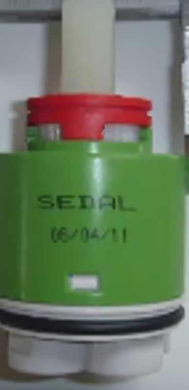 Keramická kartuše Optima jako náhradní díl pro plynulou regulaci průtoku a teploty vody.