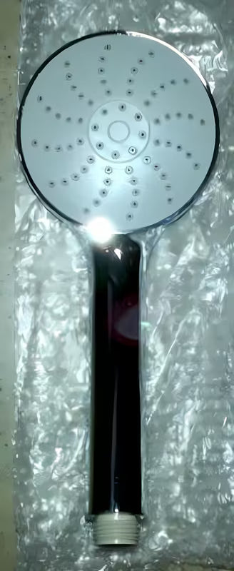 Sprchová hlavice Optima v moderním designu pro pohodlné sprchování a snadnou údržbu.