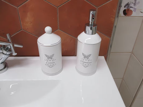 Bílý keramický box s víčkem Optima Provence jako volně stojící doplněk do koupelny