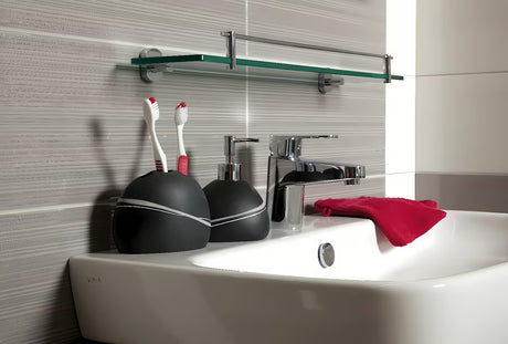 Volně stojící dávkovač mýdla Optima Sidao v černo-matném provedení s oblým designem