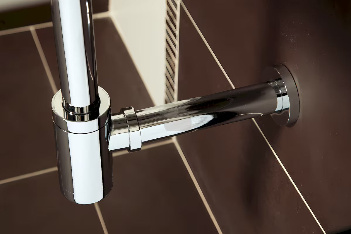 Chromový designový umyvadlový sifon Optima Chrome s průměrem 32 mm pro moderní koupelnu.