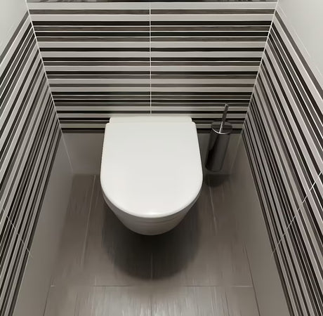 WC štětka Optima Chrome z leštěné nerezi s možností montáže na stěnu nebo postavení na podlahu.