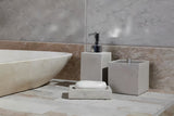 Volně stojící držák kartáčků Optima Supera v odstínu light-limestone z polyresinu.