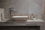 Volně stojící dávkovač tekutého mýdla Optima Supera v barvě light-limestone.