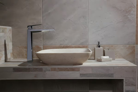 Volně stojící dávkovač tekutého mýdla Optima Supera v barvě light-limestone.