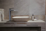 Volně stojící dávkovač tekutého mýdla Optima Supera v barvě light-limestone.