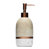 Volně stojící dávkovač tekutého mýdla Optima Tera v dekoru light-limestone s pumpičkou rosé gold.