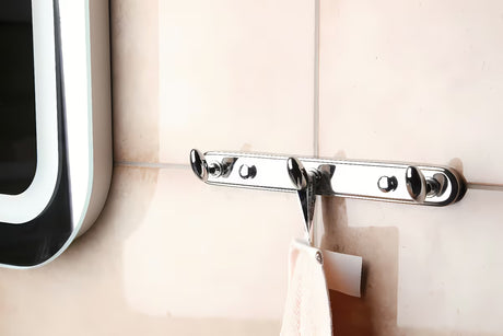 Nástěnný trojháček Optima Chrome s kulatým designem pro zavěšení ručníků a oblečení.