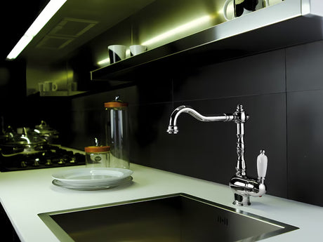 Chromová dřezová baterie Paffoni Ricordi v retro oblém designu s pákovým ovládáním a otočným ramínkem.