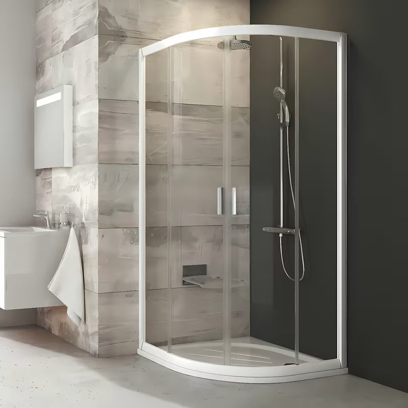 Čtvrtkruhový sprchový kout Ravak Blix 90x90 cm v bílém provedení s čirým sklem a posuvnými dveřmi.