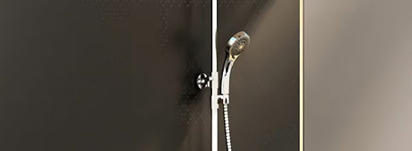 Sprchový systém Ravak Chrome s posuvným a otočným sprchovým sloupem pro snadné nastavení výšky sprchy.