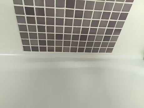 Montážní sada Ravak 10° v bílé barvě pro instalaci a utěsnění sprchové vaničky do rohu