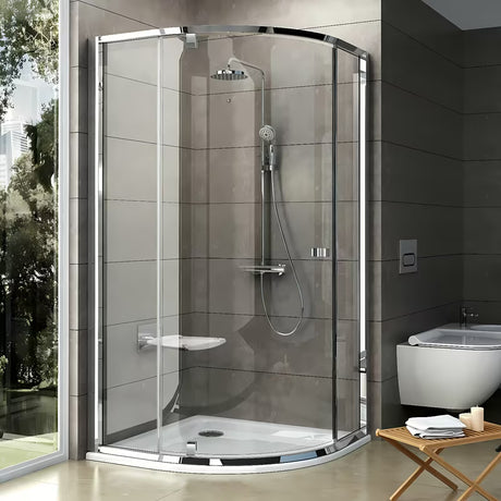 Čtvrtkruhový sprchový kout Ravak Pivot 80x80 cm v lesklém chromu s čirým sklem a pivotovým otevíráním.