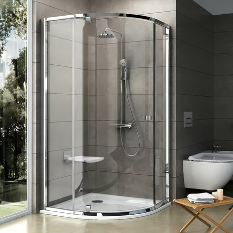 Čtvrtkruhový sprchový kout Ravak Pivot 90x90 cm v lesklém chromu s čirým sklem a pivotovým otevíráním.